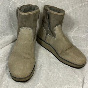 OluKai almost NEW sheep leather ankle boots